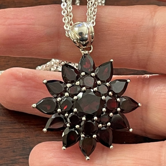Natural garnet sunburst solid sterling silver pendant & 3 strand chain - Picture 5 of 11
